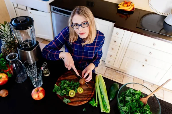 Junge Frau bereitet gesunde Mahlzeit in Küche zu — Stockfoto