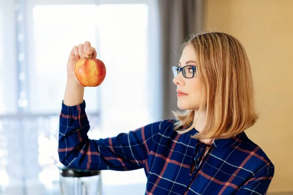 Mujer vegetariana con mujer en la cocina —  Fotos de Stock