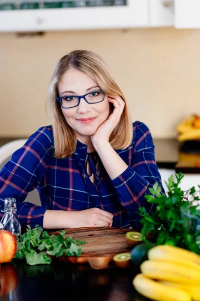 Woman culinary blogger in the kitchen — Stock Photo, Image