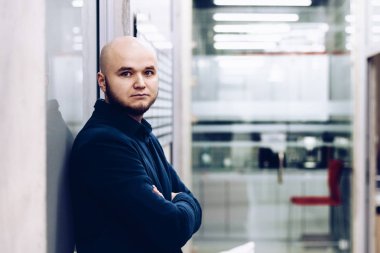 Ofiste duran adam ofis çalışanı.