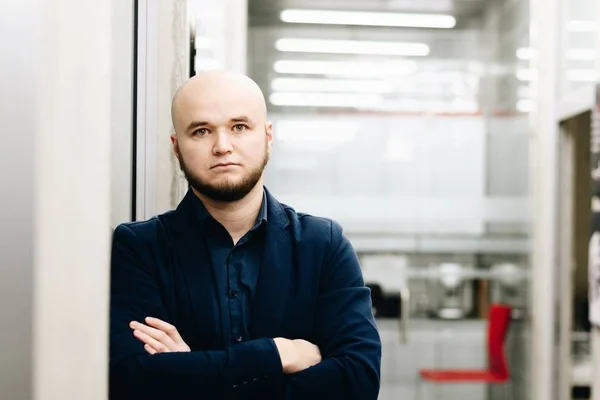 Homem trabalhador de escritório em pé no escritório . — Fotografia de Stock