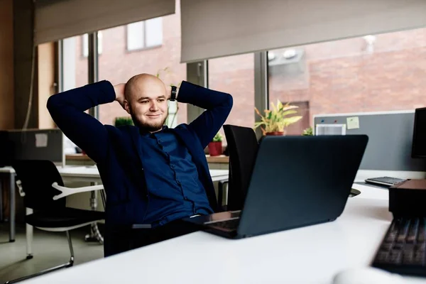 Avslappnad man som arbetar i office på bärbar dator — Stockfoto