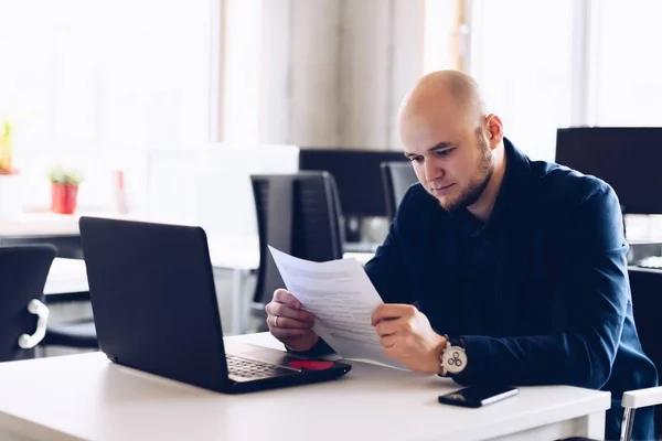 Homem trabalhador de escritório lendo um contrato — Fotografia de Stock