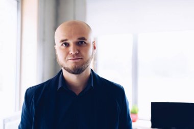 ofiste duran genç işadamı.