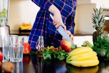 Mutlu kadın güler yüzlü için elma Dilimleme