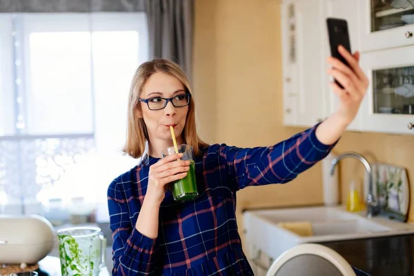 Young happy pregnant woman taking selfie photo with phone — Stock Photo, Image