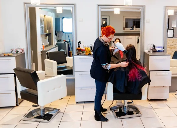 Молода жінка в перукарні — стокове фото