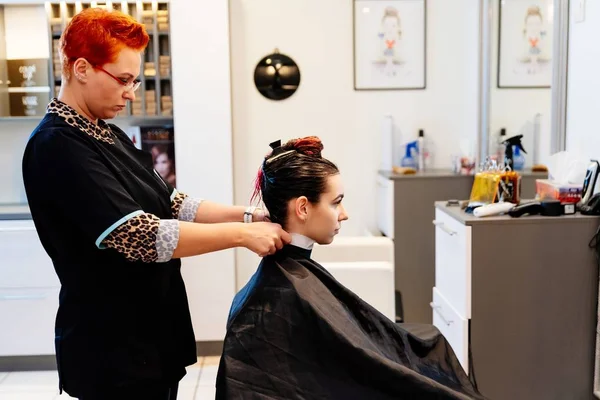 Перукарський стиль молода жінка клієнт волосся в салоні — стокове фото