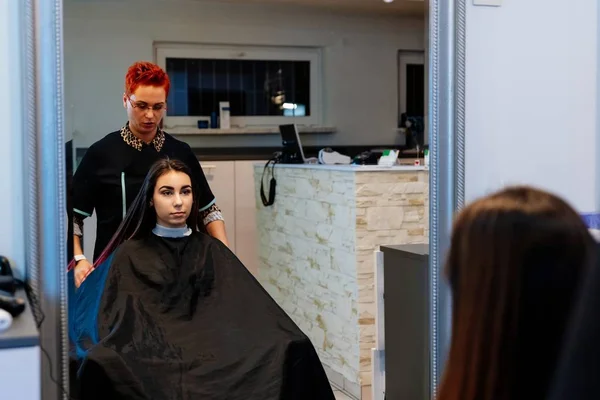 Jonge vrouw in kapsalon — Stockfoto