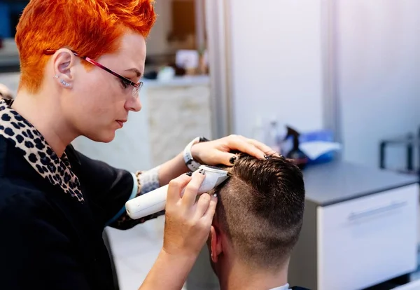 Перукарня для різання волосся клієнтів з електричним тримером — стокове фото