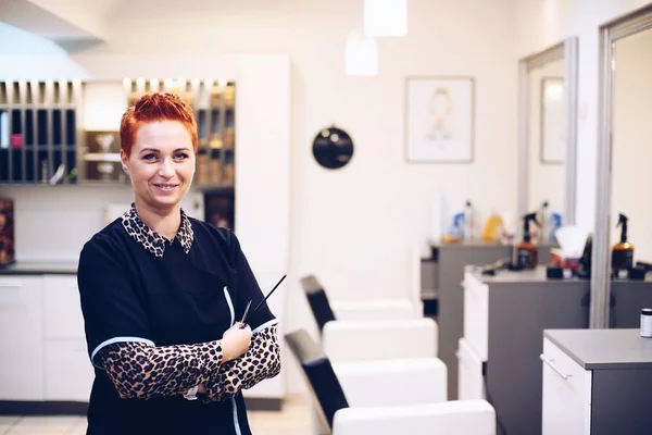 Friseurin posiert mit Schere. — Stockfoto