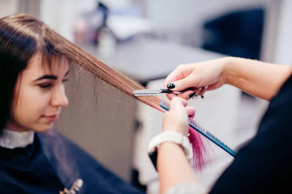 Jonge vrouw in kapsalon — Stockfoto