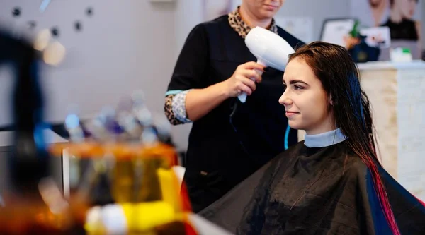 Cabeleireiro secagem de cabelo do cliente com secador de cabelo . — Fotografia de Stock