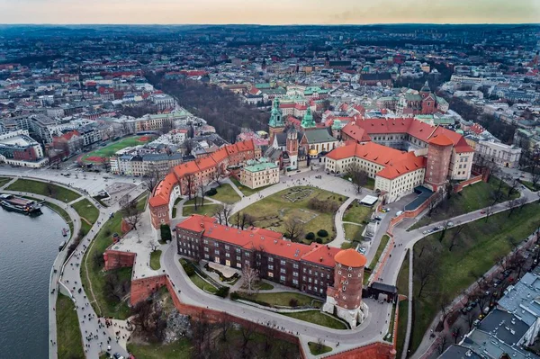 Vista aérea de drones no Castelo de Cracóvia e Wawel . — Fotografia de Stock