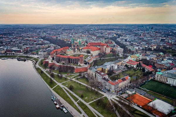 Vista aérea de drones no Castelo de Cracóvia e Wawel . — Fotografia de Stock