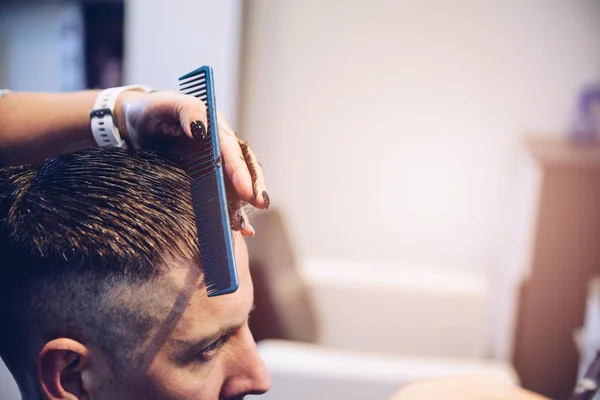Cliente masculino no salão de cabeleireiro — Fotografia de Stock
