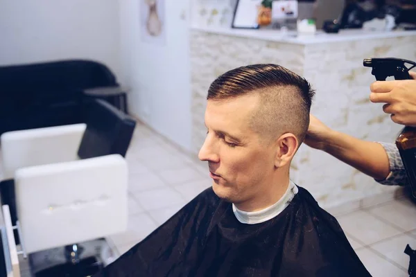 Cliente masculino no salão de cabeleireiro — Fotografia de Stock