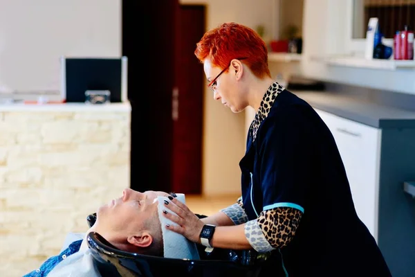 Перукарське миття чоловічого голови клієнта в перукарні — стокове фото