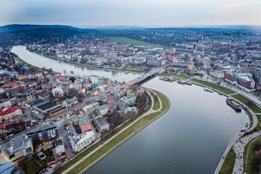 Hava dron görünümü Cracow Vistula Nehri üzerinde köprü üzerinde.