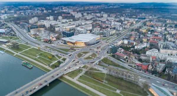 Widok anteny drone na rondzie i most na Wiśle w Krakowie — Zdjęcie stockowe