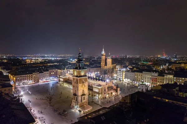 Widok anteny drone Cracow old town i głównego placu miasta nocą. — Zdjęcie stockowe