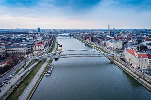 Antenowe drone widok na most nad rzeką Wisłą w Krakowie. — Zdjęcie stockowe