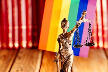 Adalet heykeli-LGBT bayrağı ile hukukun sembolü ve adalet