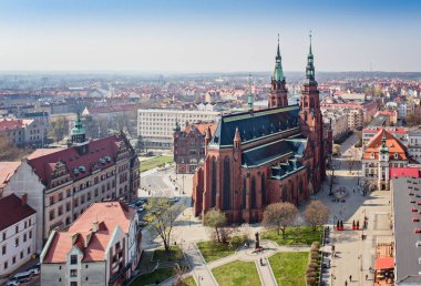 Legnica ve Peter ve Paul Katolik Katedrali hava drone görünümü