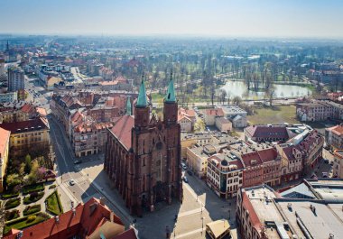 Legnica ve Legnica 'da Meryem Ana Kilisesi 'nde drone görünümü. Legnica