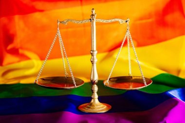 LGBT bayrağı ile hukukun adaleti sembolünün ve adaletin ölçekleri