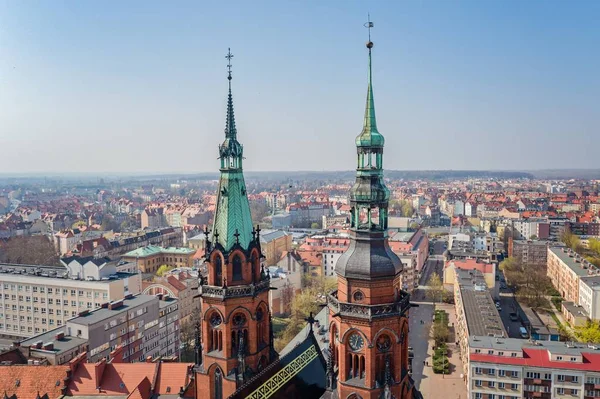 Vista aérea del dron sobre Legnica y la catedral católica de Pedro y Pablo — Foto de Stock