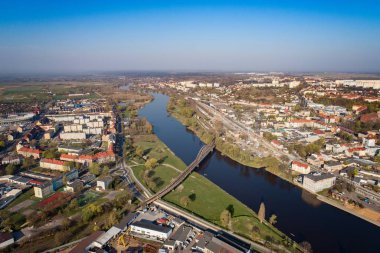 Gorzow Wielkopolski ve Warta nehri üzerinde havadan insansız hava aracı görünümü.
