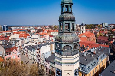 Zielona Gora'daki kilise kulesine havadan insansız hava aracı görünümü