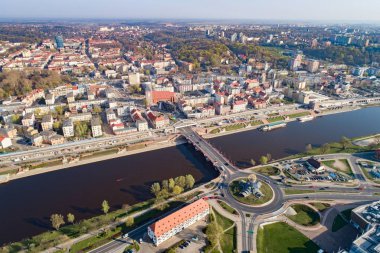 Gorzow Wielkopolski ve Warta nehri üzerinde havadan insansız hava aracı görünümü.