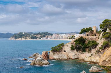 Lloret de Mar turistik yolda Saint Joan taş kale