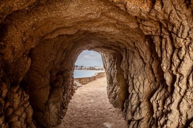 Lloret de Mar turistik yolda Kaya tüneli