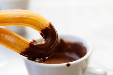 Çikolata soslu lezzetli İspanyol tatlı churros