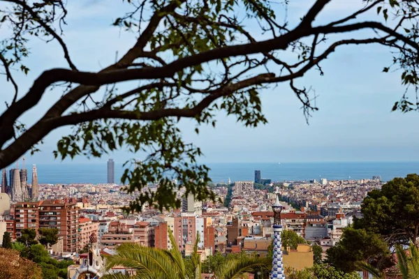 Vista de la Basílica de Barcelona y Sagrada Familia desde el Parque Güell — Foto de Stock