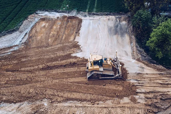 Drohnenblick auf Planierraupe auf Baustelle. — Stockfoto