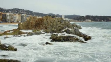 Lloret de Mar. Catalonia, İspanya'da sahilde dalgalar