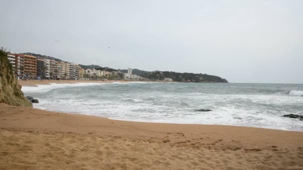 西班牙加泰罗尼亚洛雷特德马兰的海滩上的海浪 — 图库视频影像