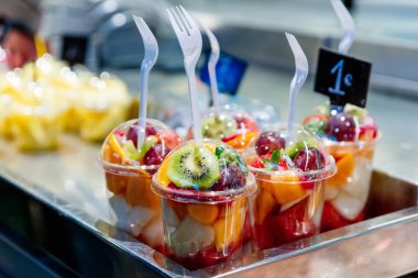 Satılık lezzetli meyve ile Plastik bardak