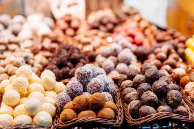 Beyaz çikolata, hindistan cevizi ve koyu çikolata tatlı topları