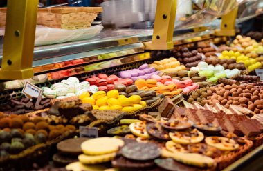 Renkli makarna kek ve diğer lezzetli kek