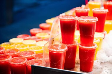 Götürmek için plastik bardak taze smoothies