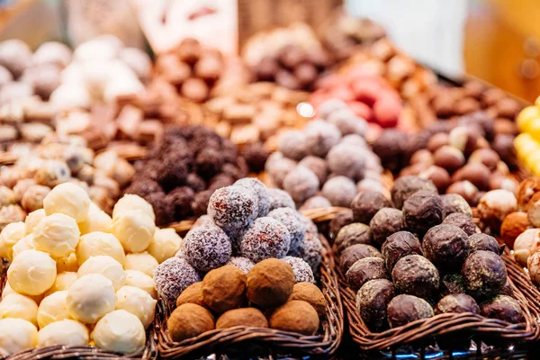 Beyaz çikolata, hindistan cevizi ve koyu çikolata tatlı topları