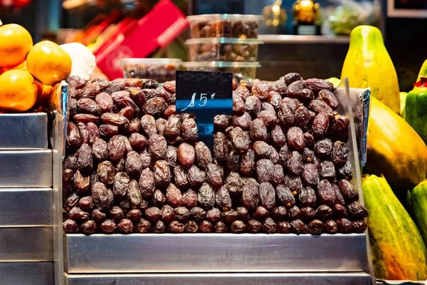 Dates and on display in market stall — Stock Photo, Image