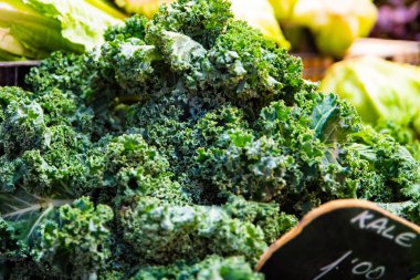 Sebze tezgahında yeşil sağlıklı lahana