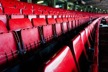 Kırmızı plastik boş stadyum koltukları.
