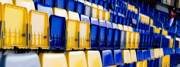 Κίτρινες και μπλε πλαστικές άδειες θέσεις σταδίου. — Φωτογραφία Αρχείου